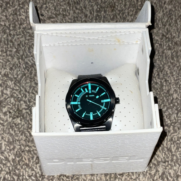 Diesel DZ-1632 Red Crystal Dial Black genuine leather strap in box - Picture 1 of 4